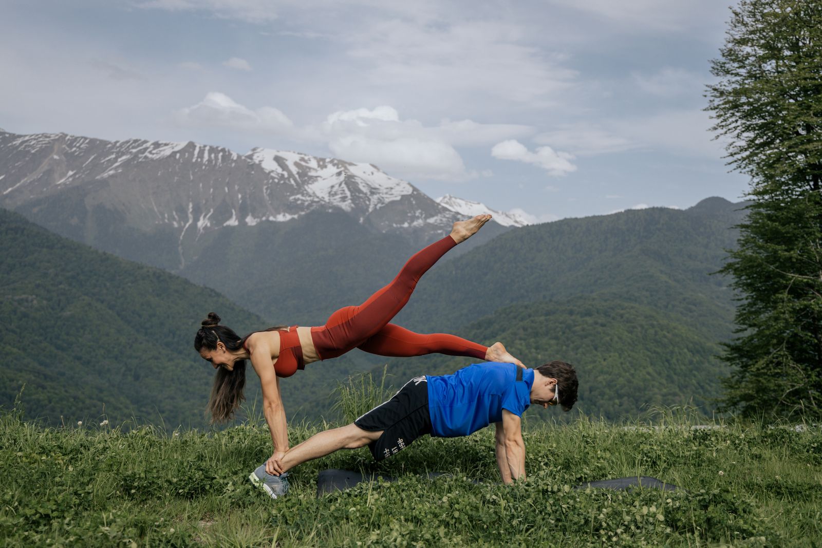 Couples Workout: 10 Exercises to Do Together (No Gym Needed)